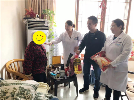 九九重阳节浓浓敬老情 长沙东大肛肠医院进社区慰问老人