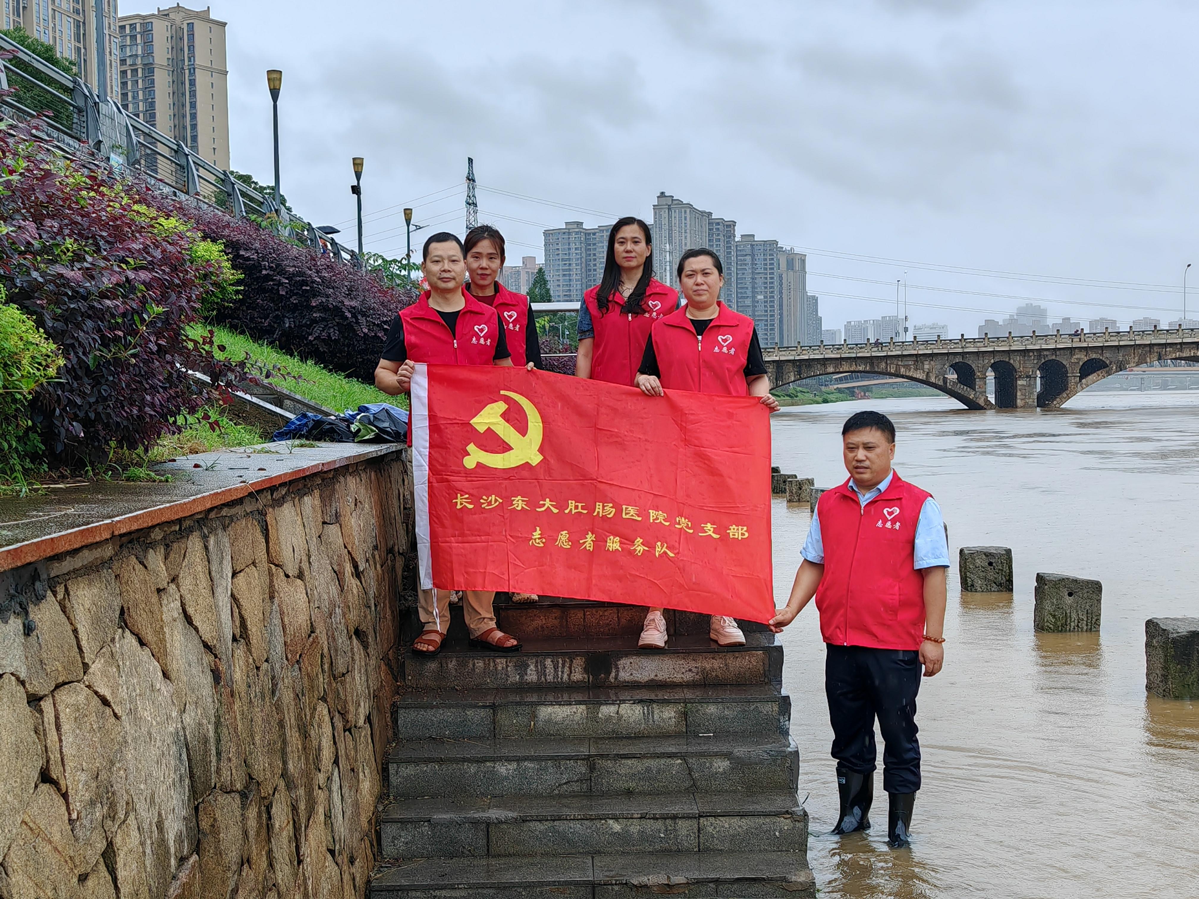 闻“汛”而动,党员志愿者参与社区巡河巡堤