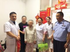 让节日不再冷清 长沙东大端午慰问社区老人